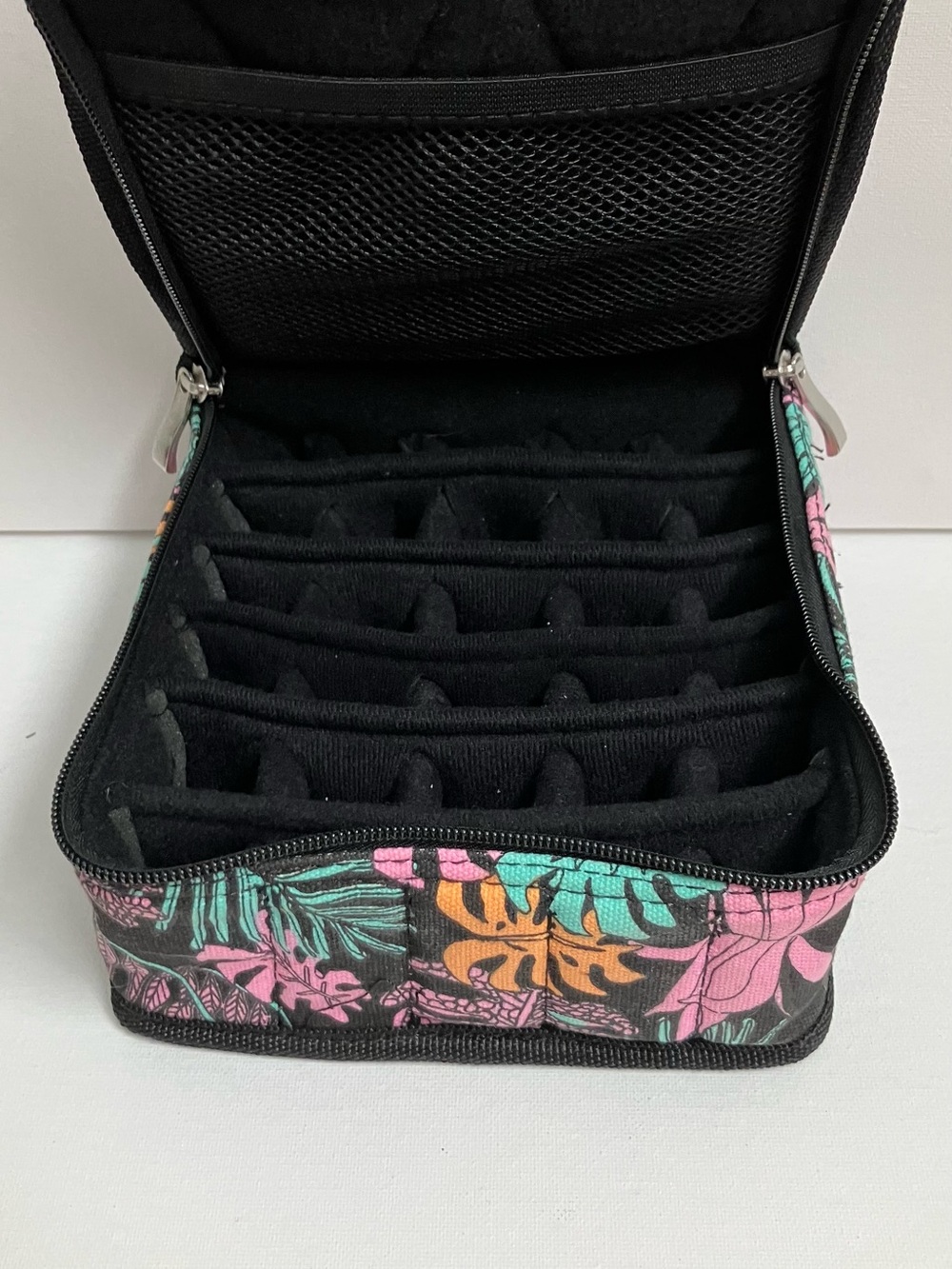 Essential oils carrying case. 30 grid